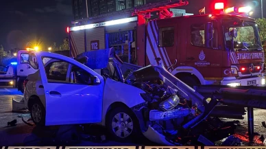 Otomobil bariyerlere saplandı: bir kişi olay yerinde hayatını kaybetti!