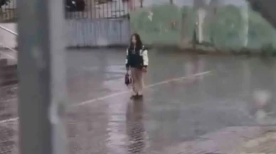 Iğdır’da yağmur altında İstiklal Marşı okuyan öğrenci görenleri duygulandırdı