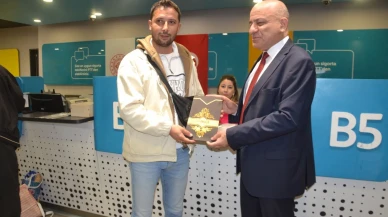 PTT’nin 185. yıl coşkusunda sürpriz: Ehliyetini yenilerken günün talihlisi oldu