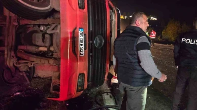 Ankara’da virajı alamayan tır devrildi: 1 yaralı