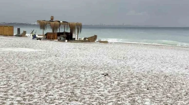 Antalya 15 dakikada kışı yaşadı, Konyaaltı Sahili beyaza büründü
