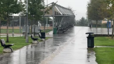 İstanbul’da aniden bastıran sağanak nedeniyle vatandaşlar zor anlar yaşadı