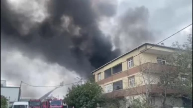 Alevler göğe yükseldi: Ataşehir’deki fabrika yangını dronla böyle görüntülendi