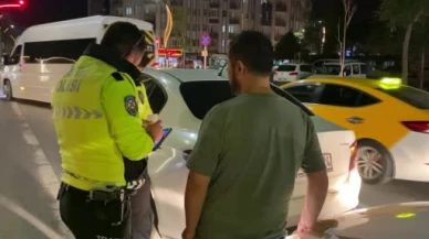 Ayakta bile durmakta güçlük çeken alkollü sürücü önünde giden araca çarptı