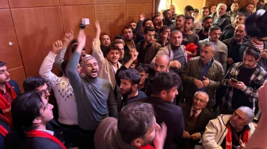 CHP Kongresi’nde yumruklar havada uçuştu!