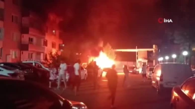 Saniyeler içinde küle döndü: Alev topuna dönen otomobil mahalleliyi sokağa döktü!