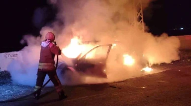 Saniyeler içinde alev topuna döndü: Hatay’da otomobil kullanılamaz hale geldi