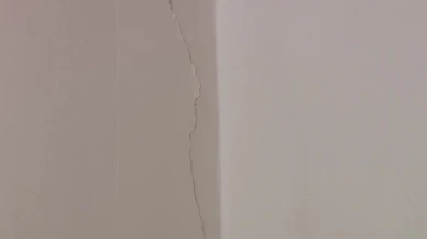 5.0 büyüklüğündeki deprem nedeniyle Fatih’te bir evin tavanı çöktü