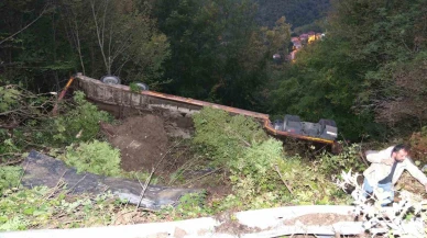 Kastamonu’da iş makinesi yüklü tır şarampole devrildi: 1 yaralı