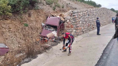 Kontrolden çıkan otomobil istinat duvarına çarptı: Karı koca hayatını kaybetti