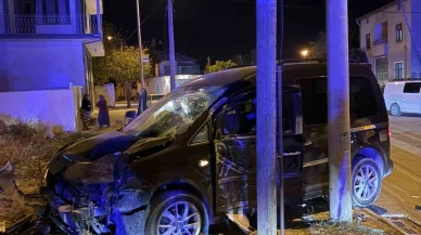 Kaza yaparak savrulan motosiklet yayalara çarptı: 5 yaralı