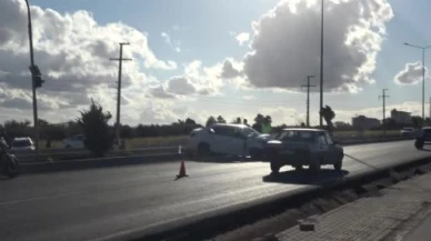 Kilis’te otomobil refüje çarptı: 2 ağır yaralı