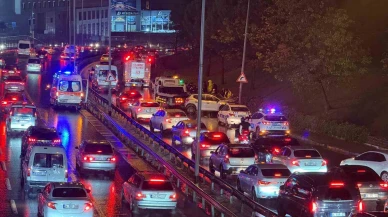 Sefaköy D-100’de feci kaza! Otomobil direğe saplandı!