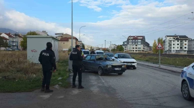 Kütahya’da otomobilin çarptığı 2 kişi yaralandı