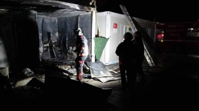 Uykuda bastırdı! Alevler konteyneri kül etti