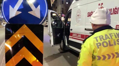 Refüjdeki trafik levhasına çarpan motosikletteki baba ve oğlu yaralandı