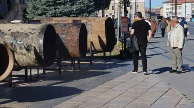 Sivas’ta yer altından çıkarılan borular kent meydanında sergileniyor