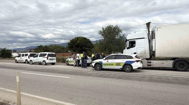 Kaçak göçmen taşıyan tır şoförü ve arkadaşı tutuklandı
