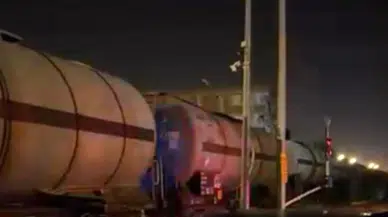 Demiryolu hattında korku dolu anlar... Araç çarpışmanın etkisiyle savruldu!