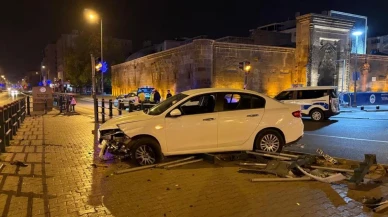 Direksiyon başında uyuyakaldı! Bariyerleri aşıp yaya yoluna girdi