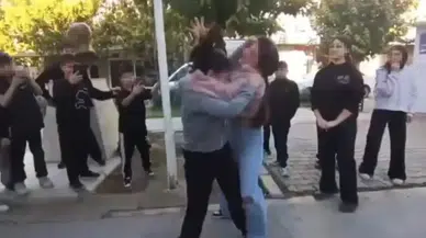 İzmir’de okul koridorunu karıştıran anlar sosyal medyada büyük yankı uyandırdı