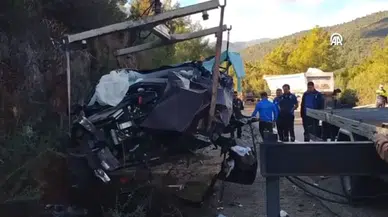 Otomobil ile tır kafa kafaya çarpıştı... Ortalık savaş alanına döndü!