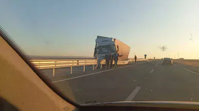 Bariyerlere çarpan tır trafikte panik yarattı