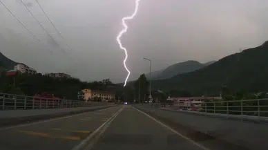 Sakarya'da gök yarıldı: Yıldırım dört katlı binanın çatısını delip geçti!