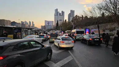 Okul zili çaldı... İstanbul’da yol çilesi başladı! O anlar kamerada