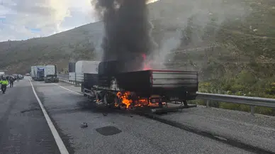 Karayolda dehşet! Tır dorsesi alev topuna döndü