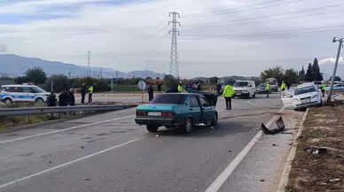 Ödemiş’te iki araç çarpıştı: Olay yerinde panik dolu anlar
