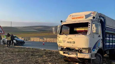 Trafik kabusu! Kamyonet ile otomobil kafa kafaya...