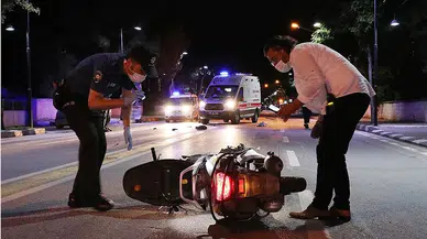 Emniyet şeridindeki motosiklet otomobile çarptı: 30 metre uçtular!