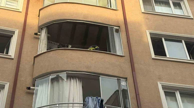 Alevler kapıları tehdit etti! Balkondan yükselen dumanlar kabusu yaşattı
