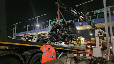 Korkunç kaza... Gişelere çarpan otomobilde sürücü sıkıştı!