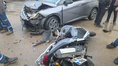 Bir anlık manevra, iki gencin hayatını altüst etti! Motosiklet metrelerce uçtu...