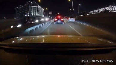 Trafikte nefes kesen anlar... Araçların üzerine çıktı, O anlar kamerada!