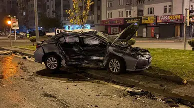 Sivas Bulvarı’nda feci kaza! Araç refüje fırladı