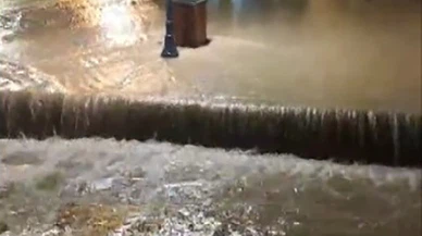 Çeşme’de sağanak bir anda bastı: İlçe sular altında!