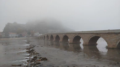 Yoğun sis şehri adeta örttü: Tarihi yapıların silueti kartpostallık manzaralar oluşturdu