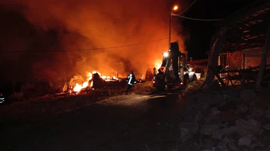 Alevler sadece samanı değil, evi de yuttu!