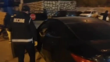 Polis durdurdu, çuvaldan tabanca dolusu sır çıktı!