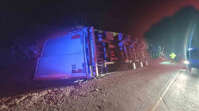 Tır devrildi, ortalık savaş alanına döndü: Mersin dağ yolunda dehşet gecesi!