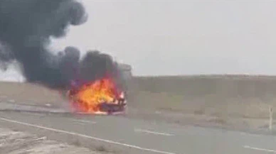 Seyir halindeki araç alev topuna döndü! O anlar saniye saniye kamerada...