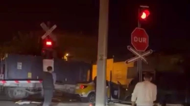 Trenle taksi çarpıştı! Şehirde panik dolu anlar