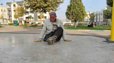 Engelli yaşlı adam sürünerek yaşıyor