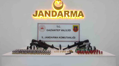 tüfekler, tabancalar, kılıçlar... O evde yok yok!