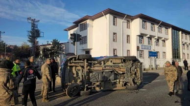 Gümüşhane’de belediye makam aracı ile jandarma minibüsü çarpıştı: 2 asker yaralandı