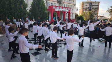 Nazilli’de 24 Kasım rüzgârı: Okul bahçesinde coşkulu kutlama!