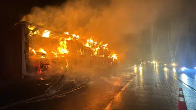 Seyir halindeki tır yandı, polis zamanla yarıştı: Samsun'da korkutan olay!